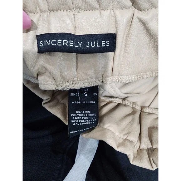 Sincerely Jules faux leather Tan pleated shorts size Small - Picture 3 of 6